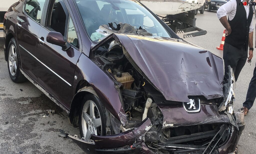 Bursa’da ambulansla otomobilin çarpıştığı kazada 2 kişi yaralandı