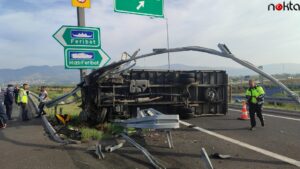 Bursa’da çarptığı bariyeri parçalayarak devrilen kamyonetin sürücüsü yaralandı