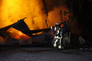 Bursa’da çıkan yangında baraka yanarak yıkıldı