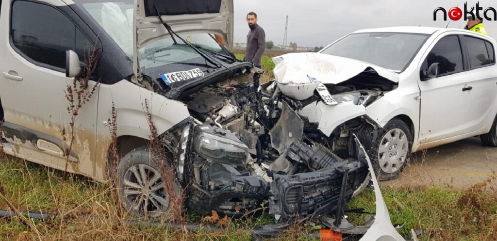 Bursa’da hafif ticari araç ile otomobilin çarpıştığı kazada 5 kişi yaralandı