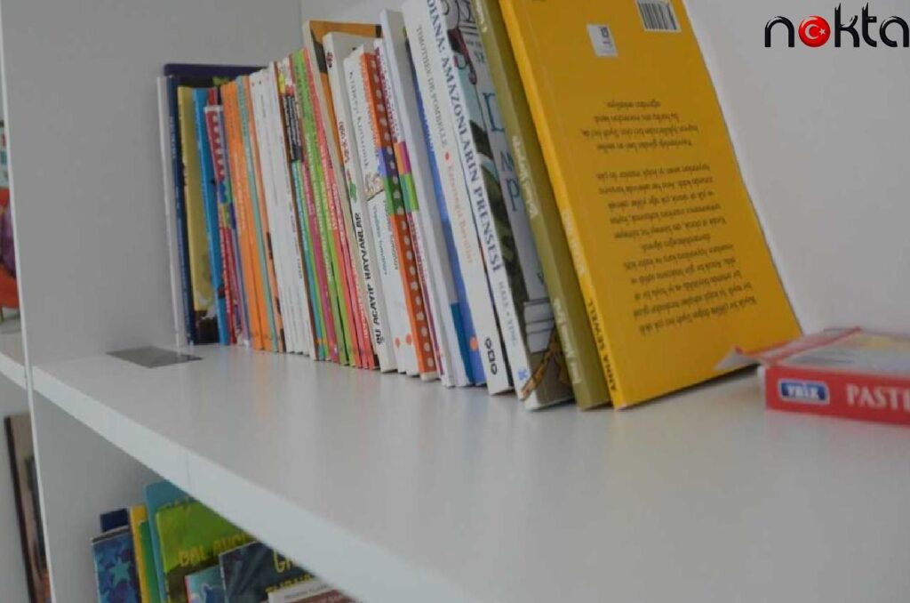 Bursa’da hastanede yatarak tedavi gören çocuklar masal saatinde keyifli vakit geçiriyor