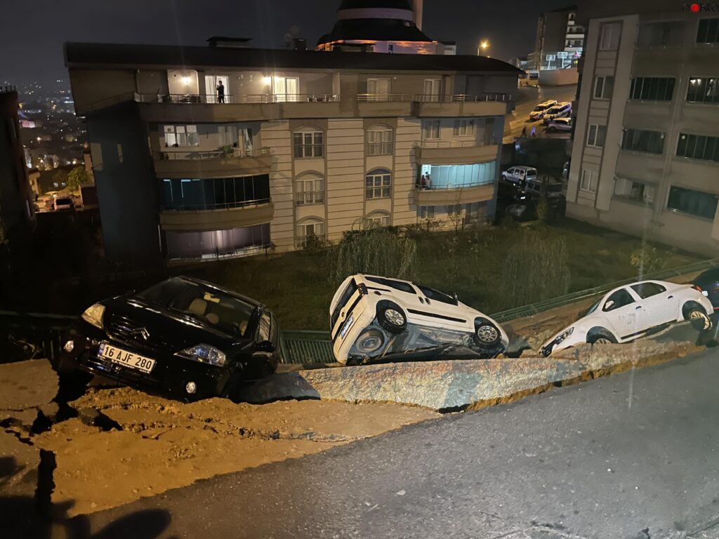Bursa’da istinat duvarının yıkılmasıyla oluşan boşluğa düşen 4 araç zarar gördü
