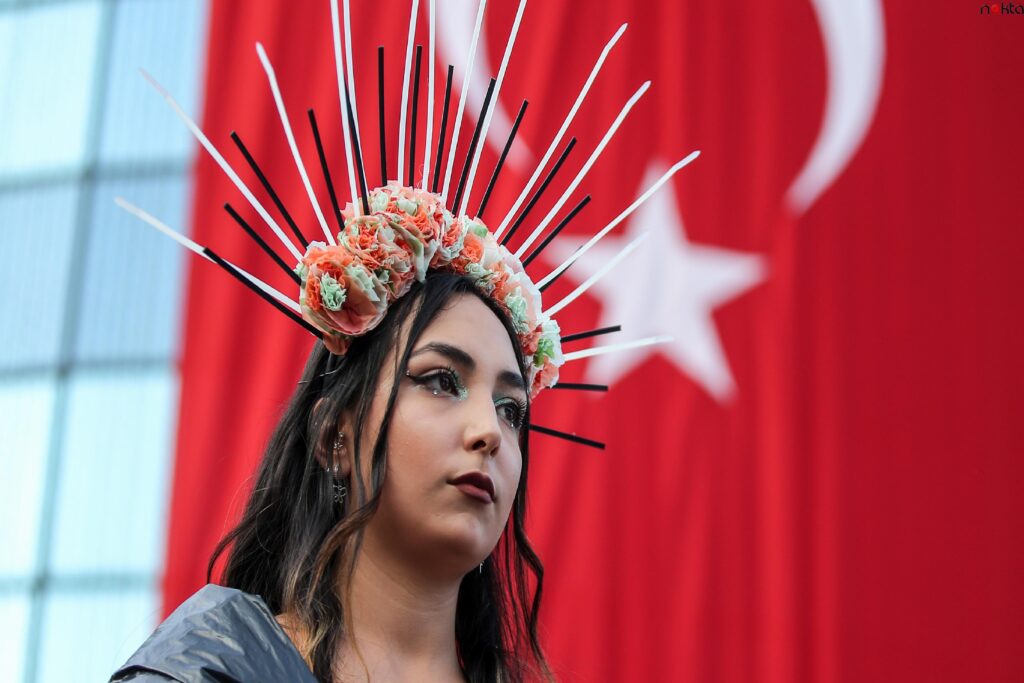 Bursa’da kanserojen içeren atıklardan yapılan giysilerle defile düzenlendi