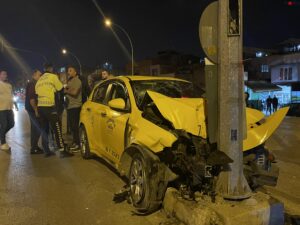 Bursa’da taksi ile motosiklet çarpıştı, 6 kişi yaralandı