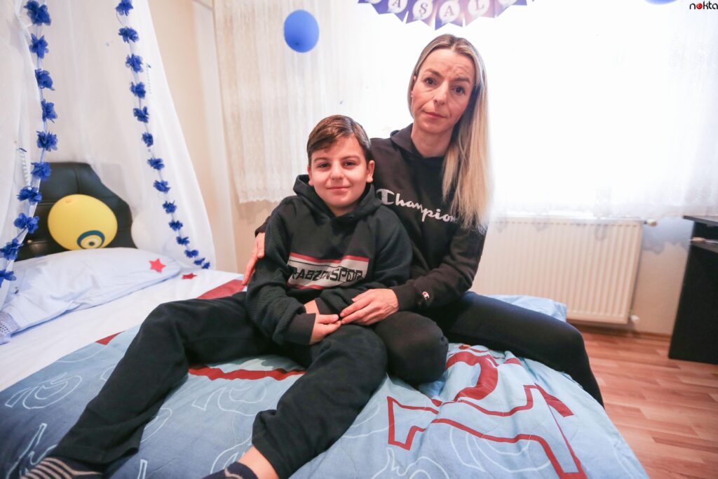 Bursa’da yüzüne biber gazı sıkılan Trabzonsporlu Yusuf Emir ve annesi saldırganın yakalanmasını istiyor