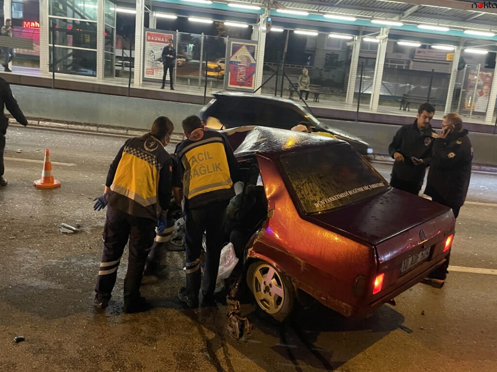 Bursaray’ın duvarına çarpan otomobildeki iki kişi yaralandı