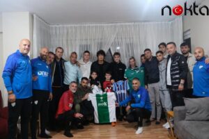 Bursasporlular, yüzüne biber gazı sıkılan Yusuf Emir’i ziyaret etti