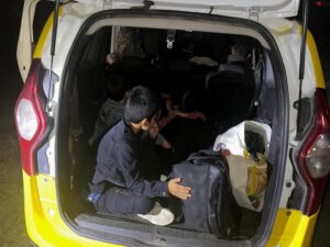 Çanakkale’de durdurulan takside 8 düzensiz göçmen yakalandı