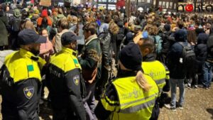 Hollanda’da sandıktan aşırı sağ çıktı, sokaklar karıştı