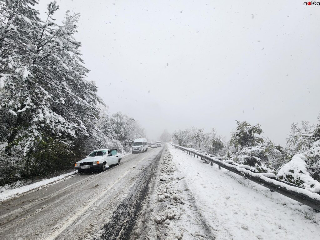 Kar yağışı Orhaneli-Bursa kara yolunda ulaşımda aksamalara neden oluyor