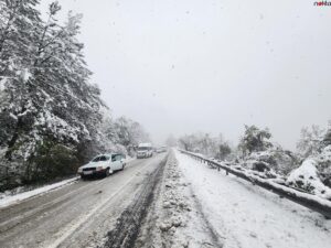 Kar yağışı Orhaneli-Bursa kara yolunda ulaşımda aksamalara neden oluyor