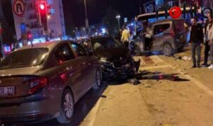 ‘Kırmızı ışık’ ihlali yaptı, 3 araç birbirine girdi!