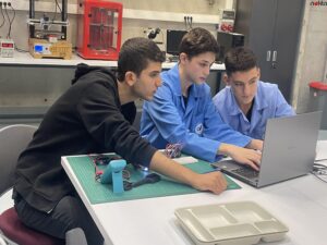 Mardinli öğrenci Bursa’daki AR-GE Merkezinde kendi tasarımı “diyet kaşığı”nın prototipini yaptı