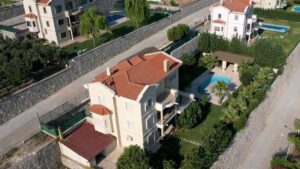 Rektör kirasını üniversiteye ödettiği havuzlu villayı tahliye etmiyor