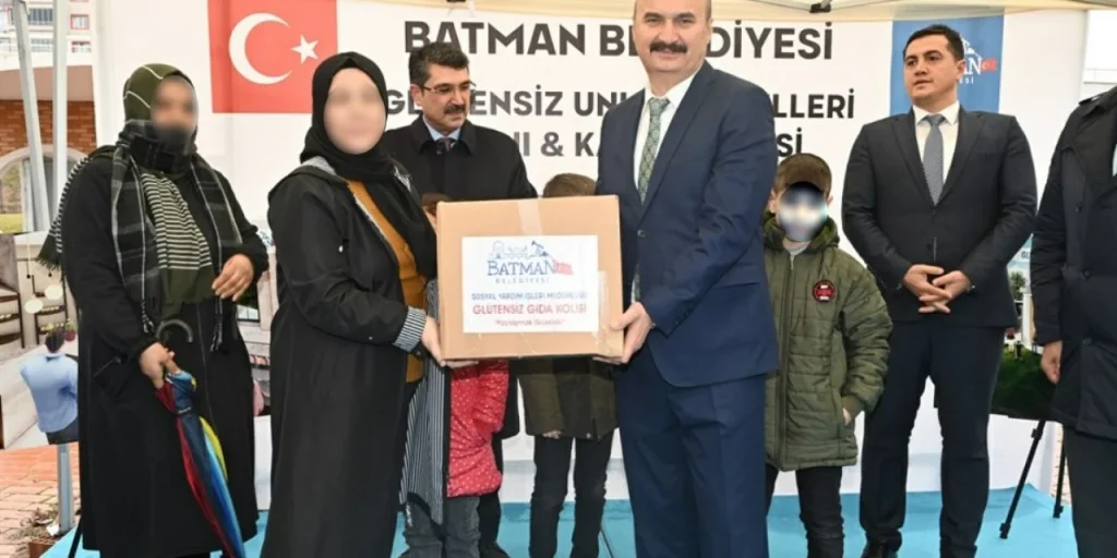 1 Koli 10 Poz: AKP’li Vekil Yardım Kolisiyle Şov Yaptı