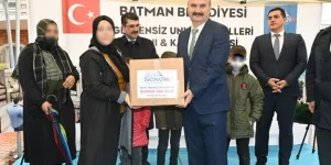 1 Koli 10 Poz: AKP’li Vekil Yardım Kolisiyle Şov Yaptı