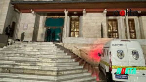 Fatih Camisi imamı ve cemaatten bir kişi bıçaklı saldırıda yaralandı