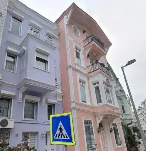 “Evi gece kulübüne çevirdi!” Ünlü iş adamının partileri başına iş açtı! Yüksek ses davası…