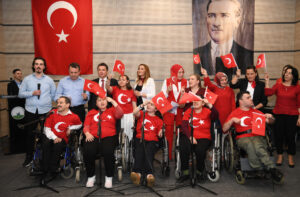 Başkan Aydın engelsiz koroya eşlik etti