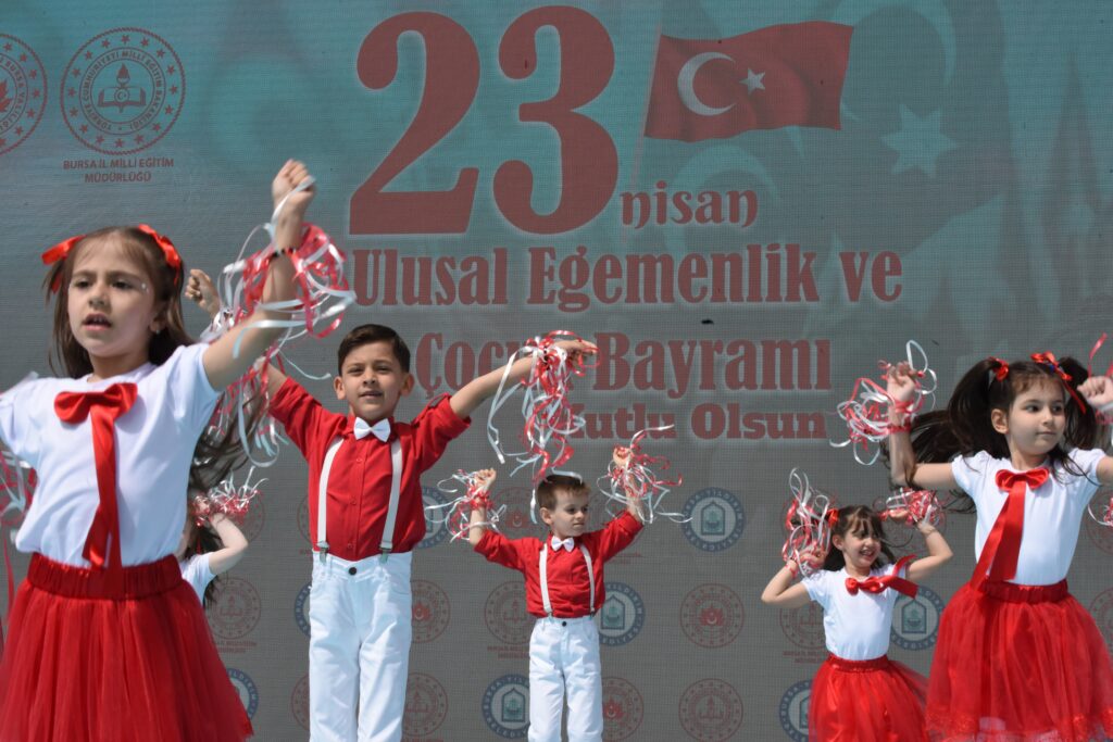 23 NİSAN’DA ÇOCUKLAR BAYRAM ETTİ