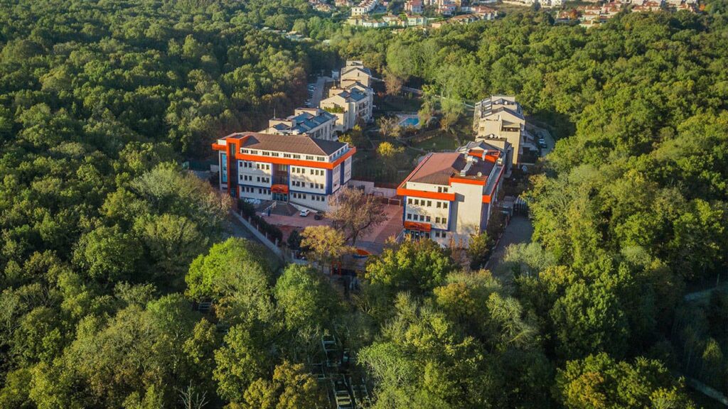 Cemaate satmışlar! Ormanın ortasına özel okul!