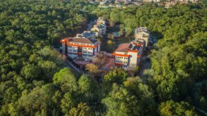 Cemaate satmışlar! Ormanın ortasına özel okul!