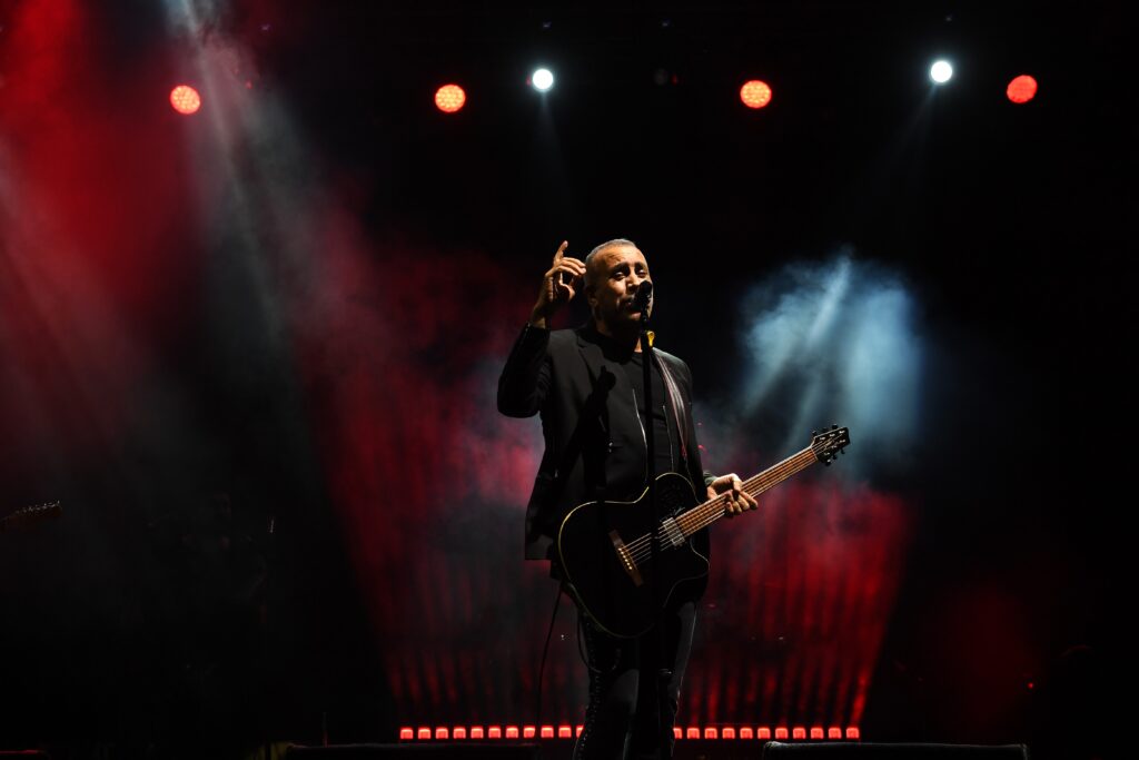 Haluk Levent söyledi on binler eşlik etti