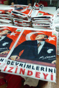 Bursa Osmangazi’den vatandaşlara Türk Bayrağı