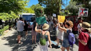 Adalar’da minibüs protestosu sürüyor