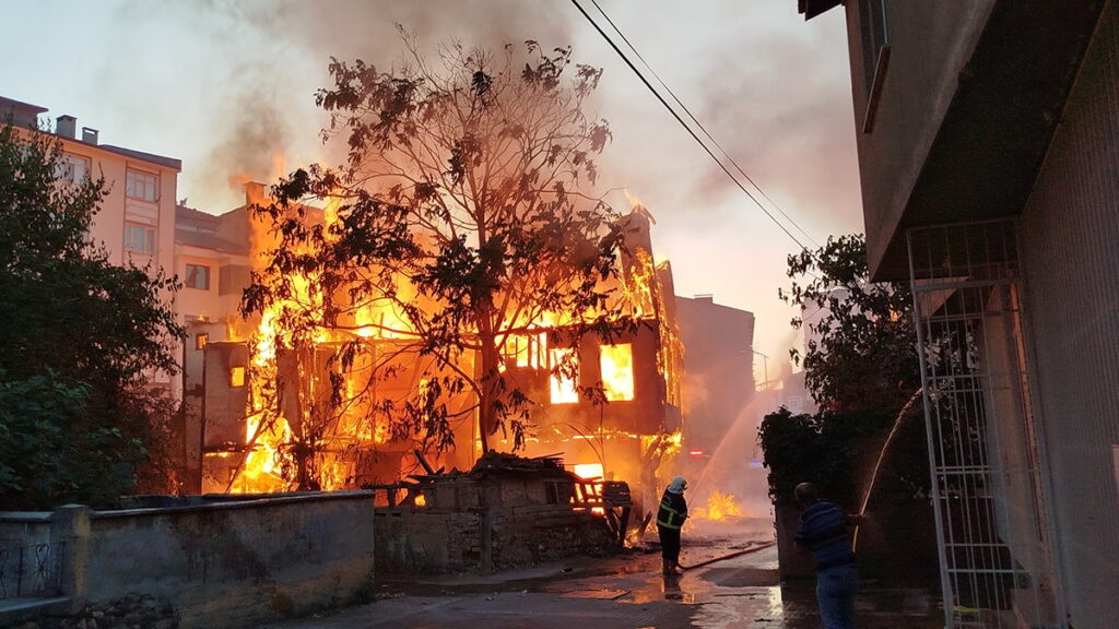 Ahşap ev alevlere teslim oldu