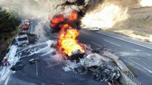 Akaryakıt ve karpuz yüklü iki TIR çarpıştı: Yangın çıktı