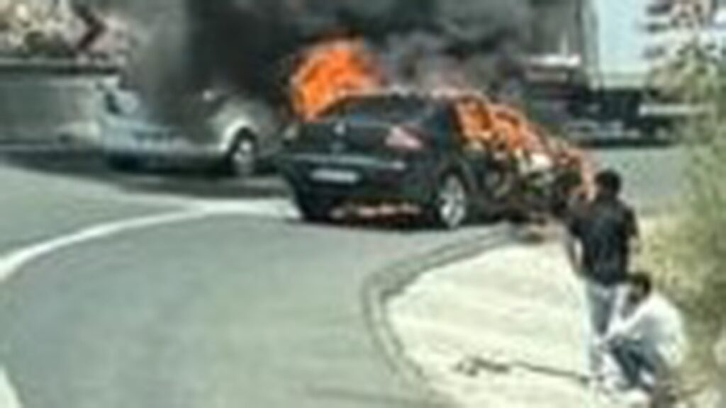 Araç alev aldı, sürücü son anda kurtuldu