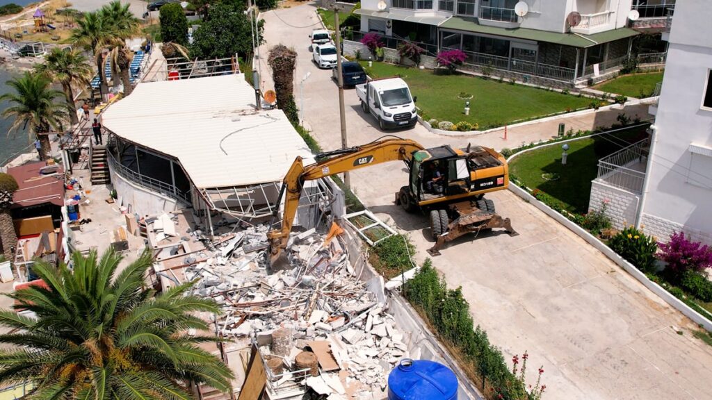Bakanlık: Kaçak yapıların yıkımına başlandı