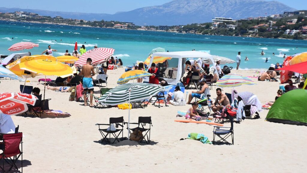 Bayramın ilk gününde Ilıca Plajı’nda yoğunluk