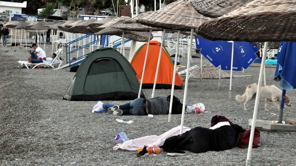 Bu sabah Bodrum… Vatandaş plajda uyudu