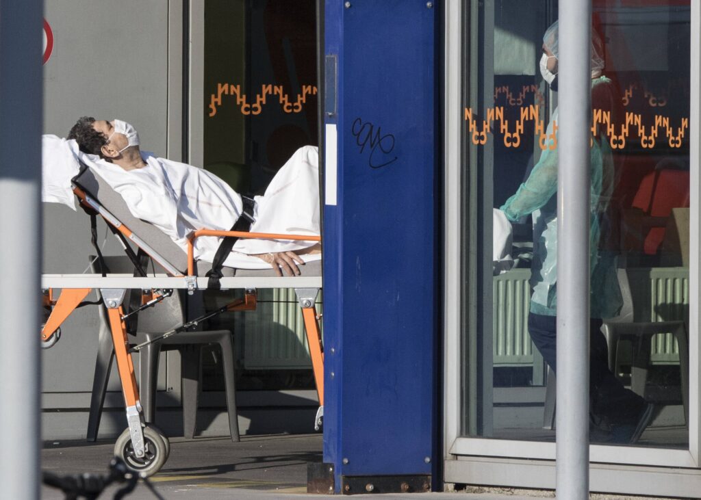 COVID-19 nedeniyle hastaneye yatanların sayısı arttı