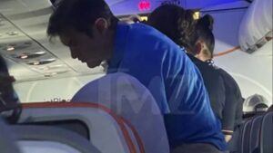 Doktor Öz, uçakta fenalaşan yolcuya müdahale etti