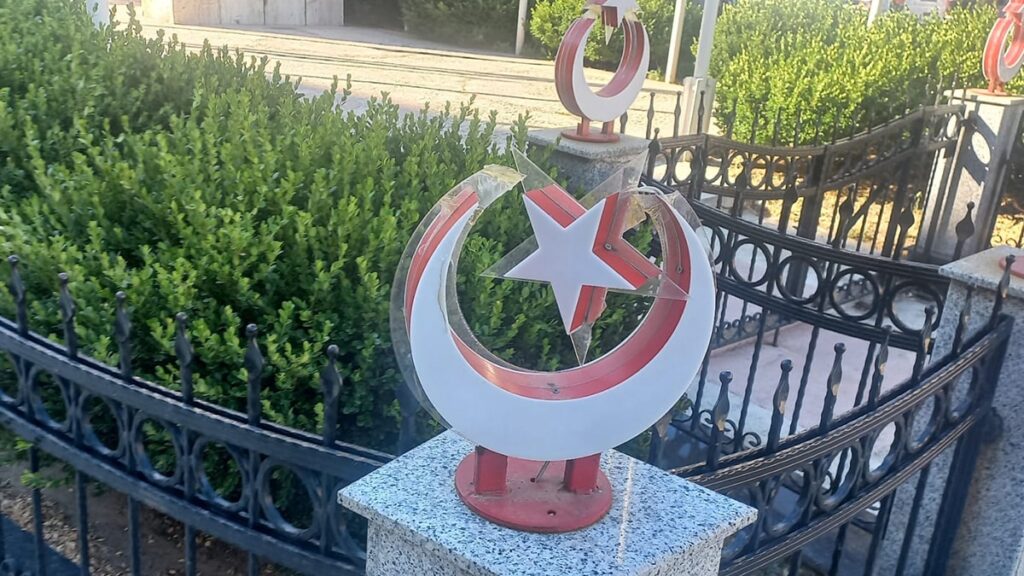 Edirne’de ay-yıldız figürlerine saldırı