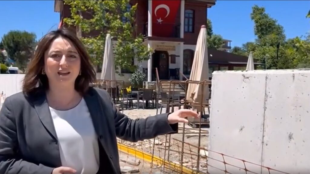 ‘Emekliler Evi’nin önüne yapılan beton duvarlar tepki çekti