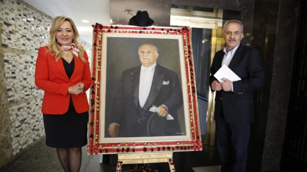 Evinde ofisinde tasarruf yapar kız öğrencilere burs verirdi