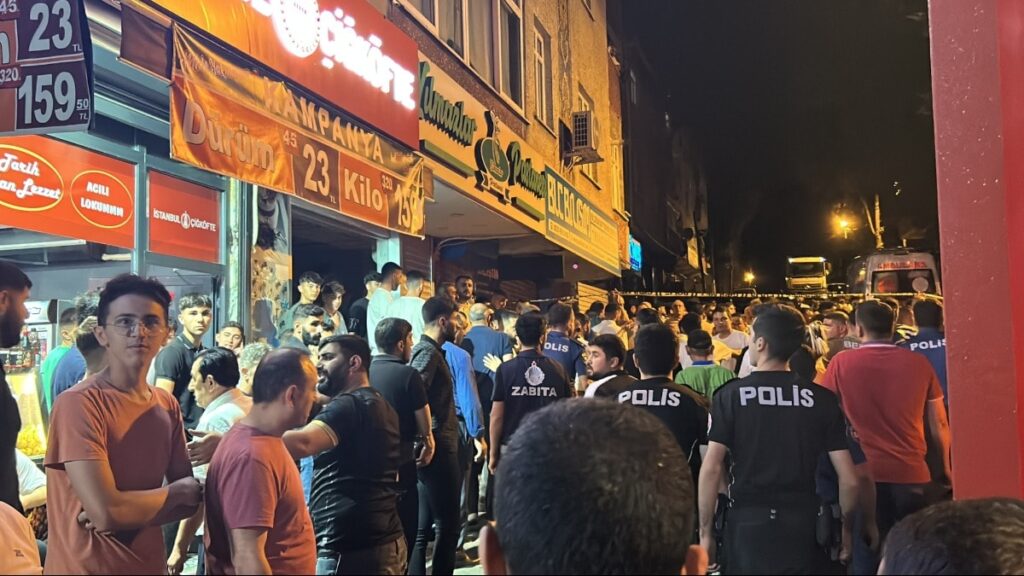 Evini ateşe verdi: Linçten polis kurtardı