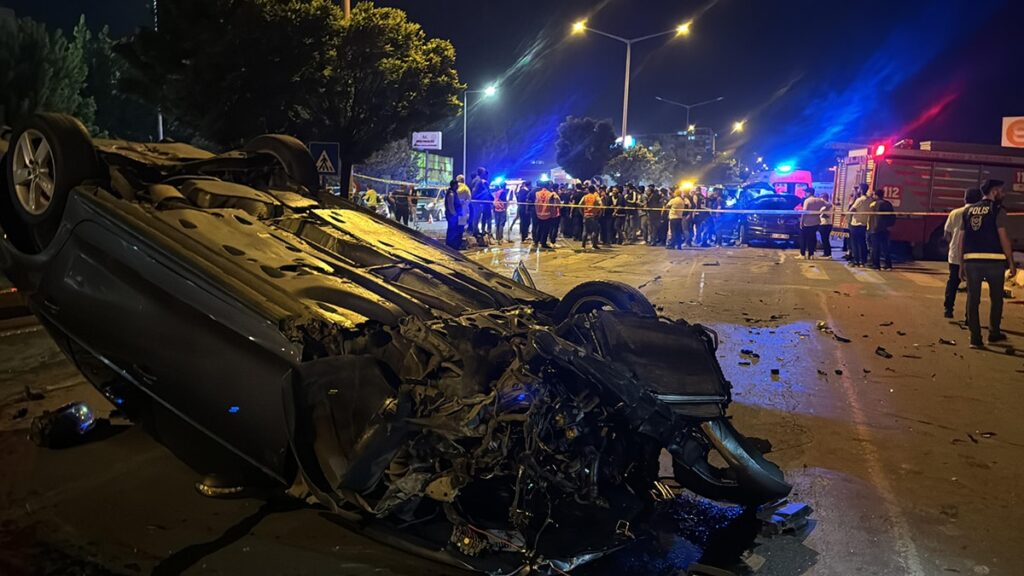 Feci kaza sonrası araç ters döndü: 2 ölü, 4 yaralı