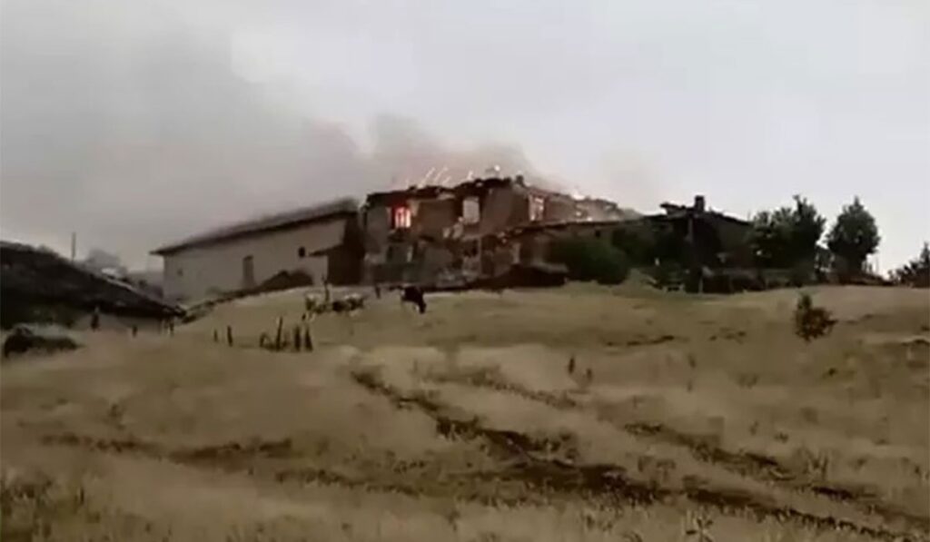 Fırtına çatıları uçurdu, yıldırım düşen ev yandı…