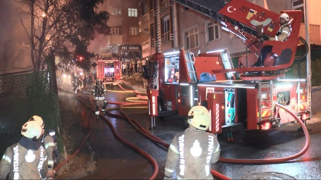 Geri dönüşüm deposunda yangın