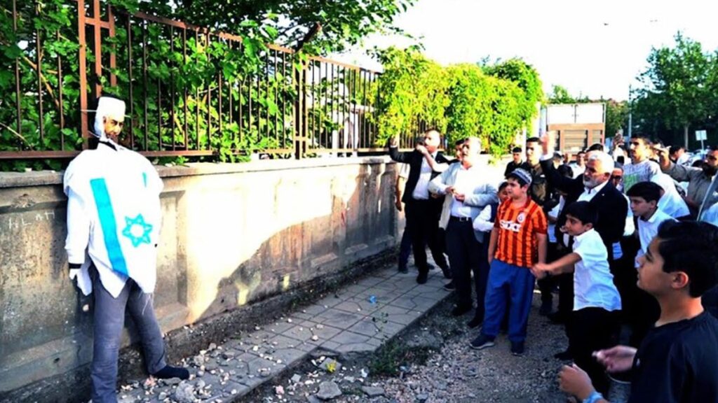 HÜDA-PAR’dan tartışma yaratan eylem: Netanyahu’yu çocuklara taşlattılar