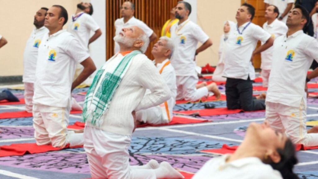 Hindistan Başbakanı, tansiyonun yüksek olduğu bölgede yoga yaptı