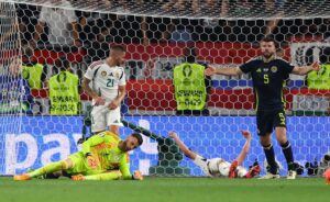 İskoçya-Macaristan maçında Barnabas Varga hastaneye kaldırıldı