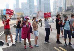 İsrailli esirlerin aileleri yolları kapattı