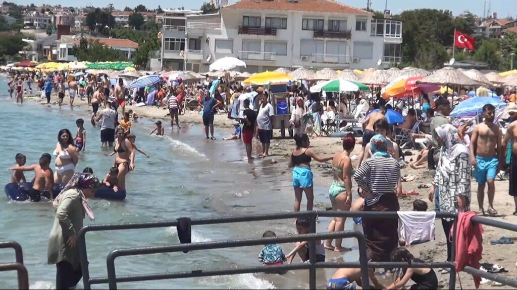İstanbul’da sıcaktan bunalanlar sahillere akın etti