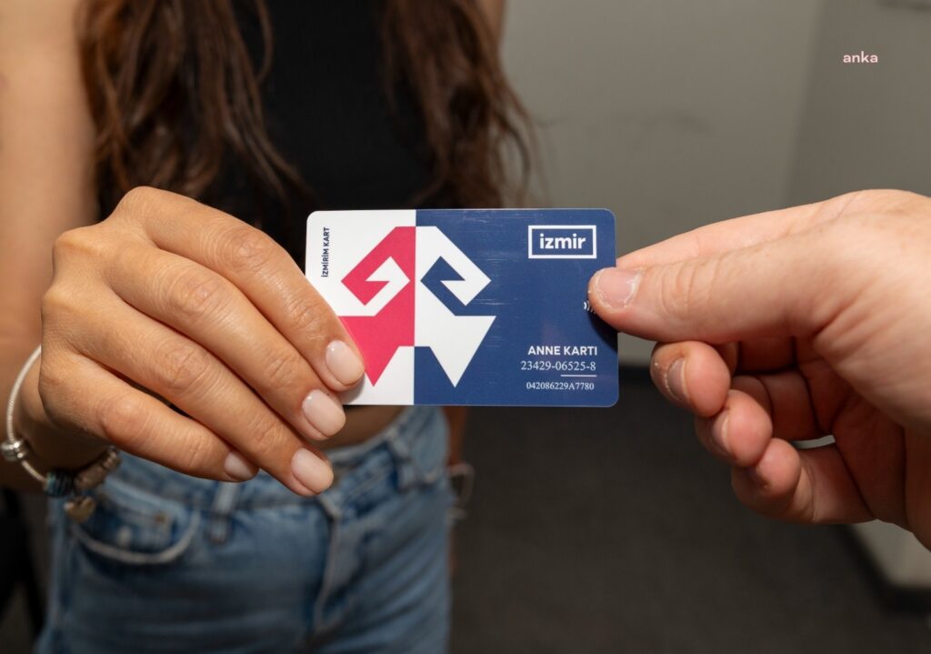 İzmir’de ‘Anne Kart’ dağıtılmaya başlandı
